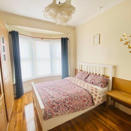 Entire 4 Bedroom House - Ev Point & Free Parking Ліверпуль Екстер'єр фото
