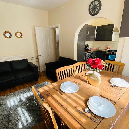 Entire 4 Bedroom House - Ev Point & Free Parking Ліверпуль Екстер'єр фото