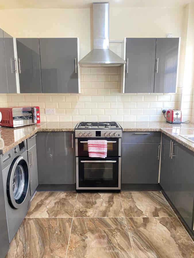 Entire 4 Bedroom House - Ev Point & Free Parking Ліверпуль Екстер'єр фото