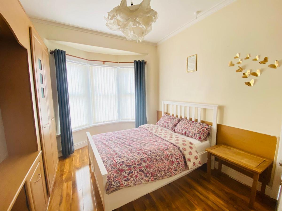 Entire 4 Bedroom House - Ev Point & Free Parking Ліверпуль Екстер'єр фото