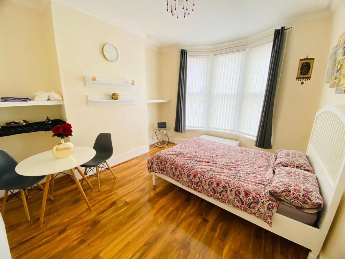 Entire 4 Bedroom House - Ev Point & Free Parking Ліверпуль Екстер'єр фото