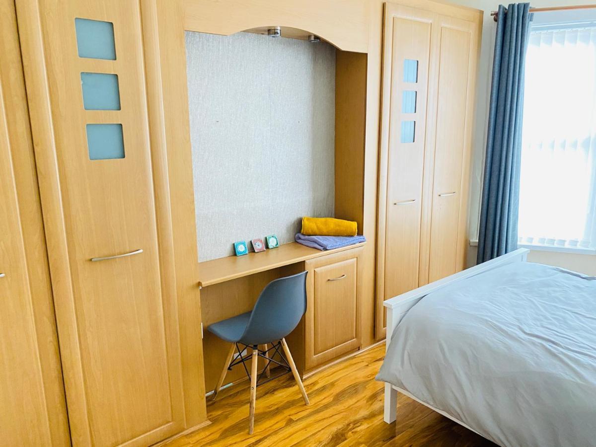 Entire 4 Bedroom House - Ev Point & Free Parking Ліверпуль Екстер'єр фото