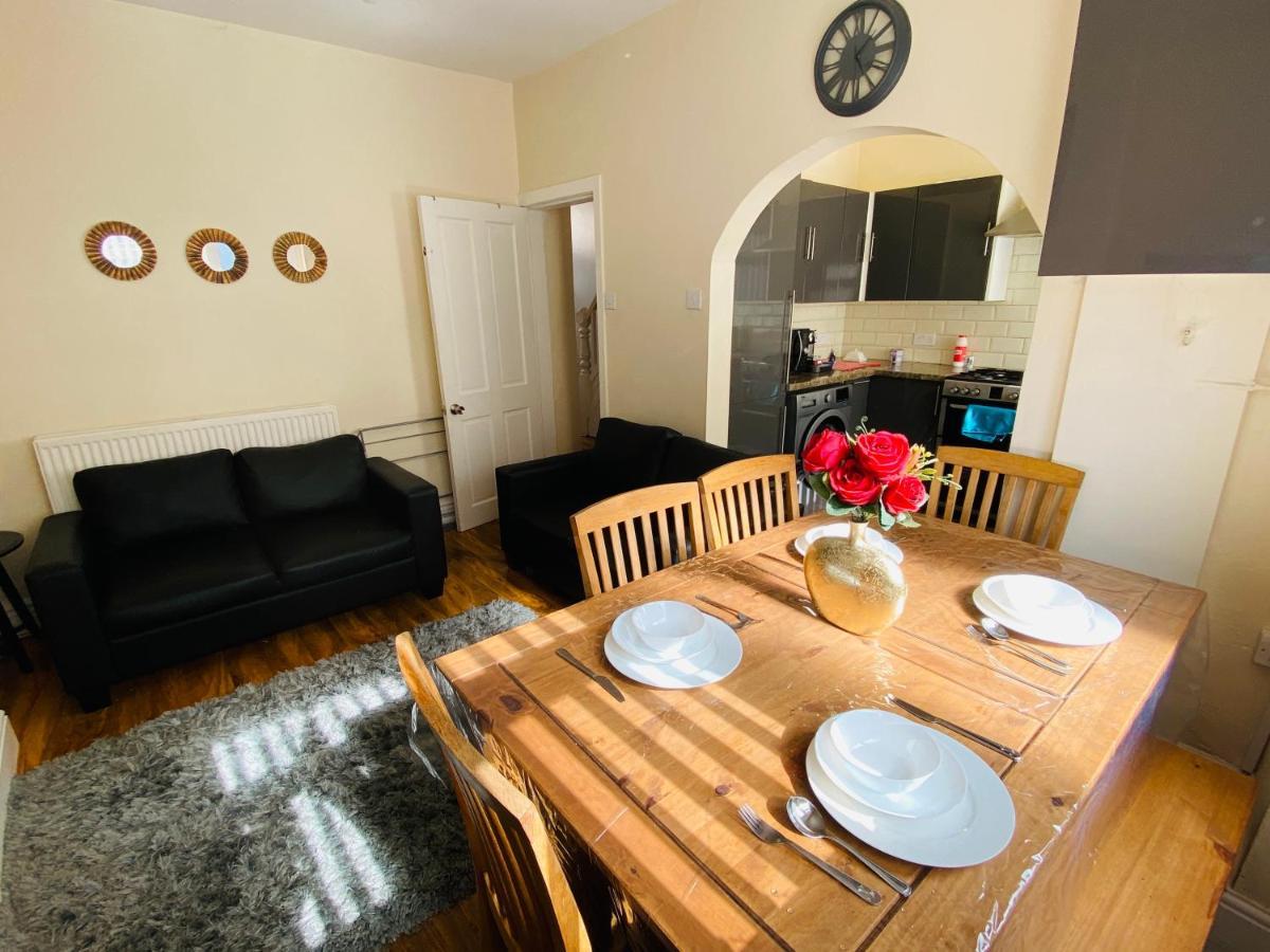 Entire 4 Bedroom House - Ev Point & Free Parking Ліверпуль Екстер'єр фото