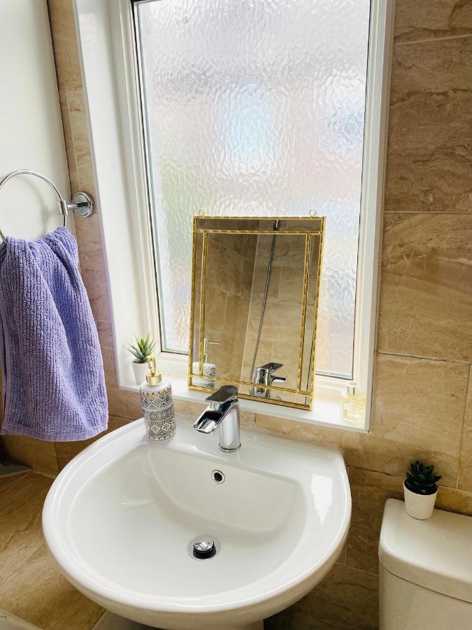 Entire 4 Bedroom House - Ev Point & Free Parking Ліверпуль Екстер'єр фото